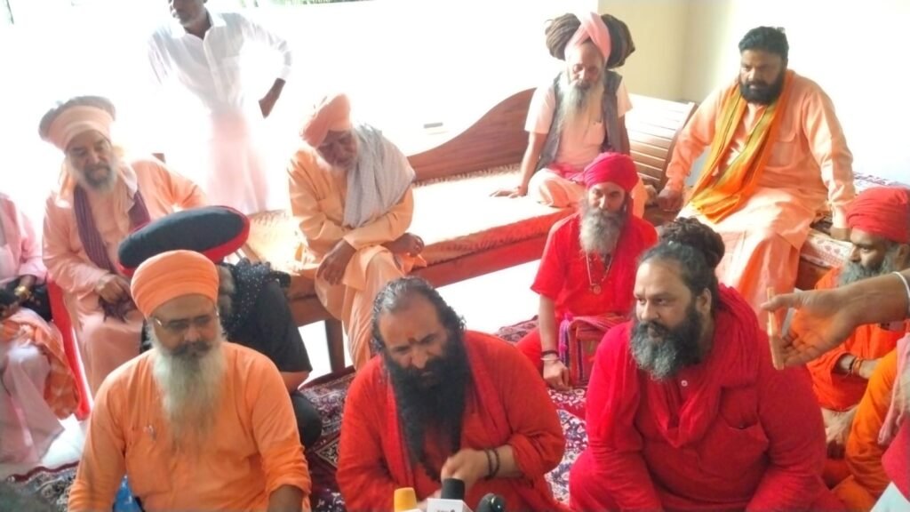 देवता बदलने तथा अखाड़े के असली संतों की उपेक्षा करने का मामले, ने तुल पकड़ा